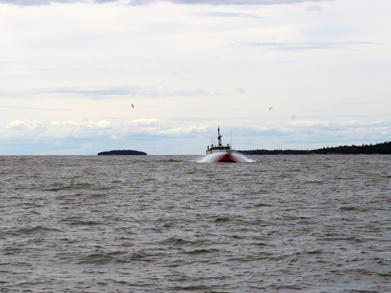 Photo: Eastbound fishing boat.