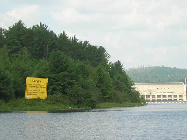 Photo: Sign warning of danger of sudden currents.