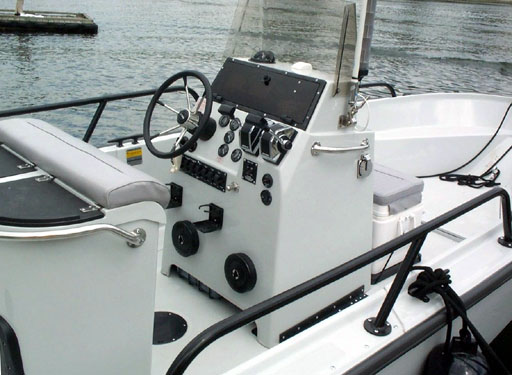 [Photo: 1999 Whaler 22 Guardian Console STBD View]