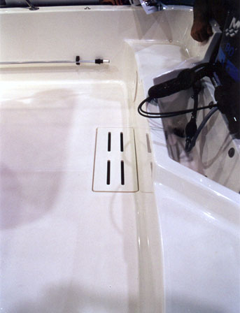 Photo: Boston Whaler 2002 170 Montauk console