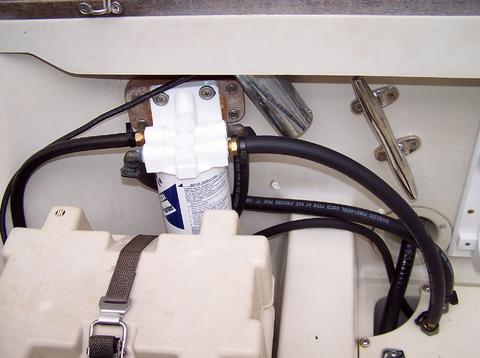 [Photo: View of filter for water/fuel separation.]