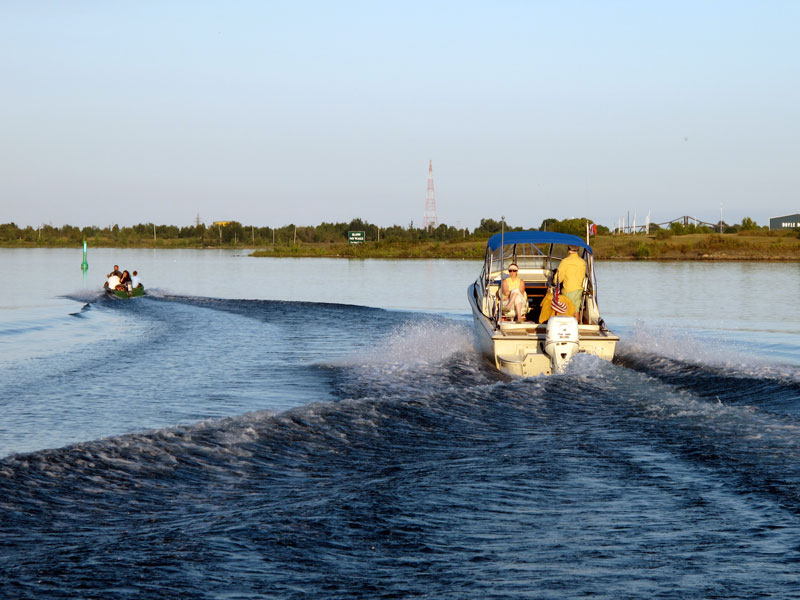 Photo: Boston Whaler REVENGE 22 W-T Whaler Drive heading Eest with setting sun astern.