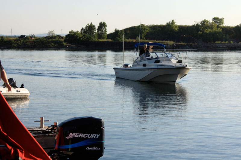 Photo: Boston Whaler REVENGE 25 Walk-Through approaches dock.