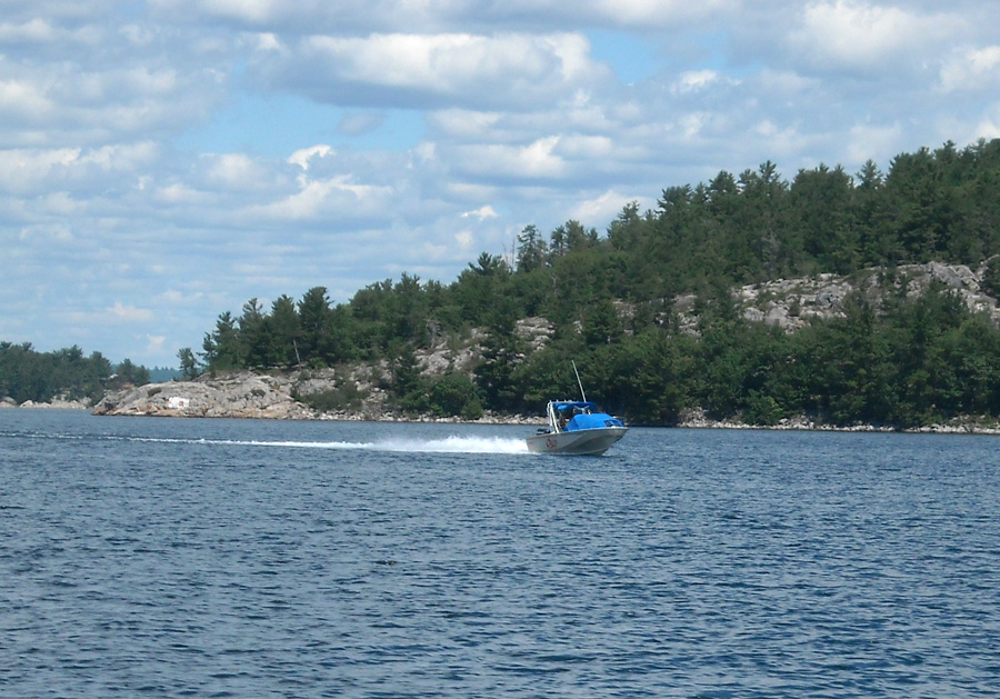 Boston Whaler OUTRAGE 22 on plane