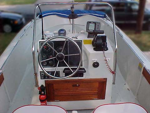 [Photo: 1985 Whaler 18 Outrage Console]