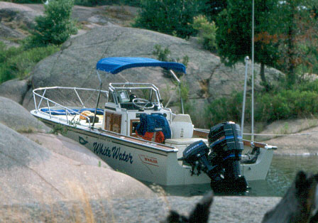 [Photo: 1980 Whaler 22 Outrage in Fox Island Rocks]
