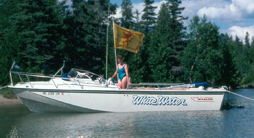[Photo: 1982 Whaler 25 Revenge Cuddy Forward Steering Station]