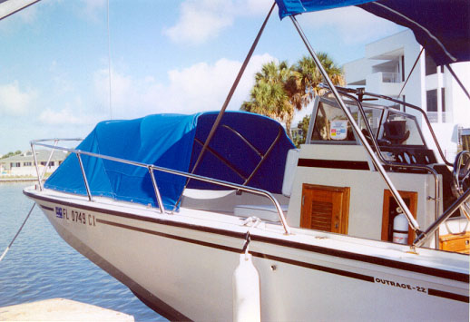 Photo: 1987 Boston Whaler 22-Outrage Forward Shelter, Super Console