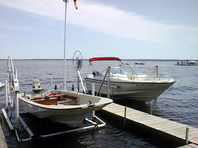 Photo: Boston Whaler 15-SPORT and 17-DAUNTLESS on lifts at dock
