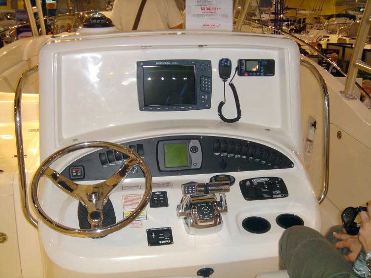 Photo: Boston Whaler 320 OUTRAGE CUDDY helm control