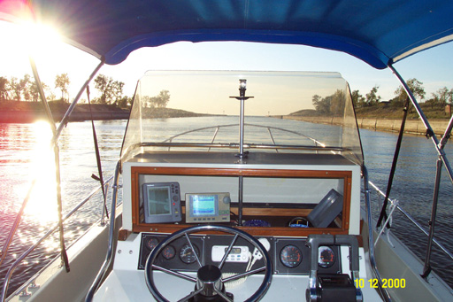 [Photo: 1983 Whaler 25 Outrage Cuddy Helm Position]
