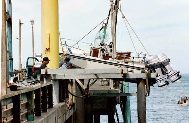 Photo: 1989 Whaler 18-Outrage hanging via three rope lift