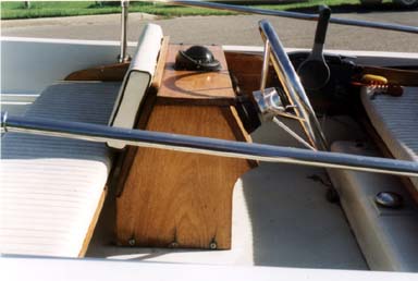 Photo: Whaler 15 Super Sport console