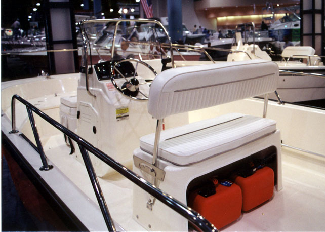 Photo: Boston Whaler 2002 170 Montauk cockpit