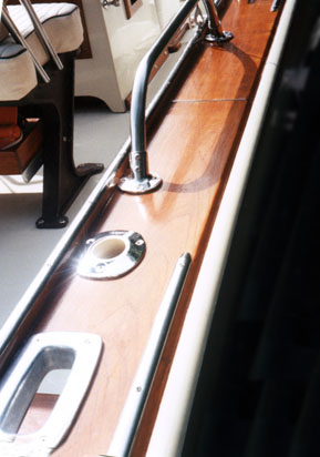 Photo: Whaler Outrage 18 Gunwale details