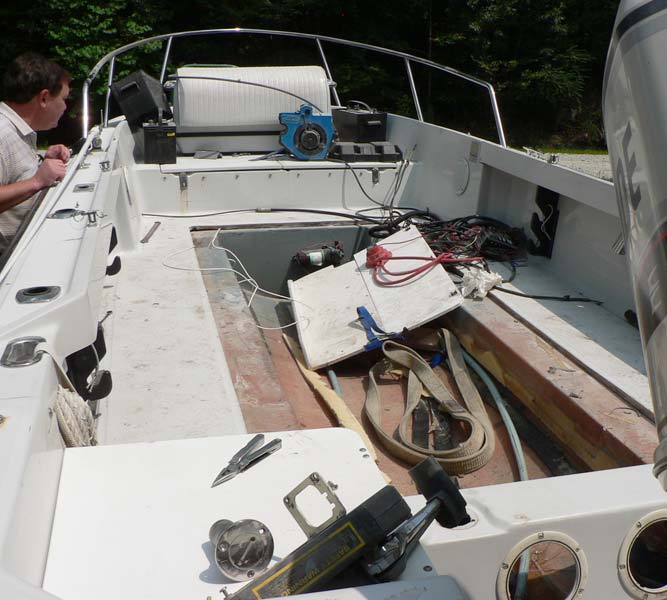 Photo: Boston Whaler OUTRAGE 19-II cockpit under repair